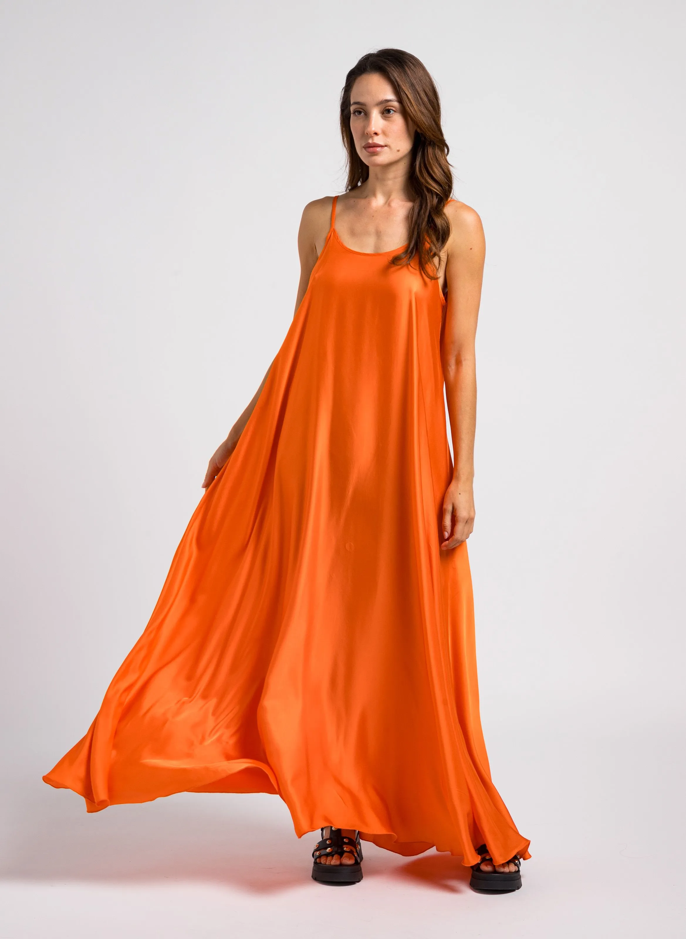 ARIA - Vestido largo holgado y vaporoso de tirantes finos en naranja