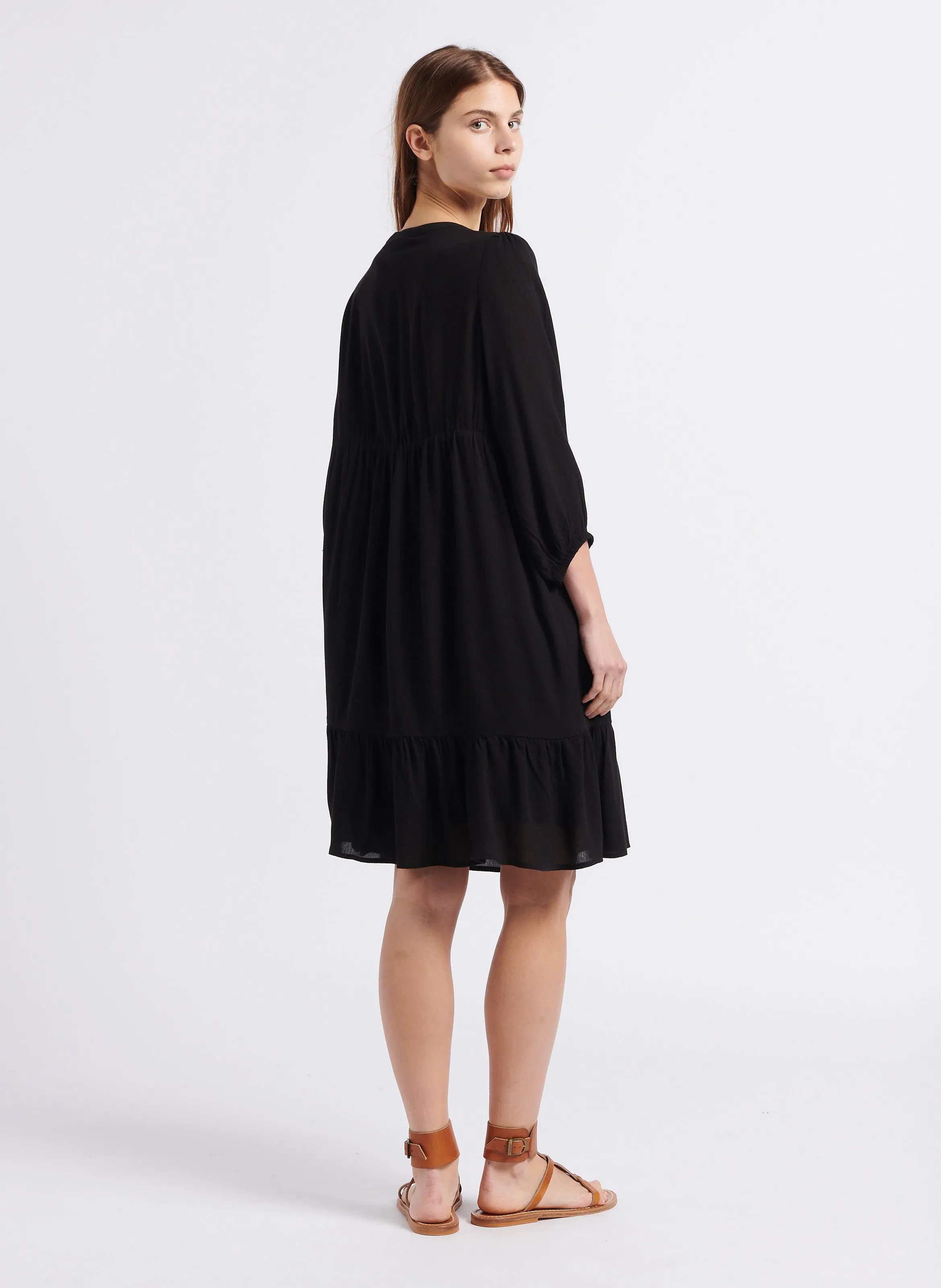 ASTRIDE - Vestido midi holgado con cuello de pico en negro