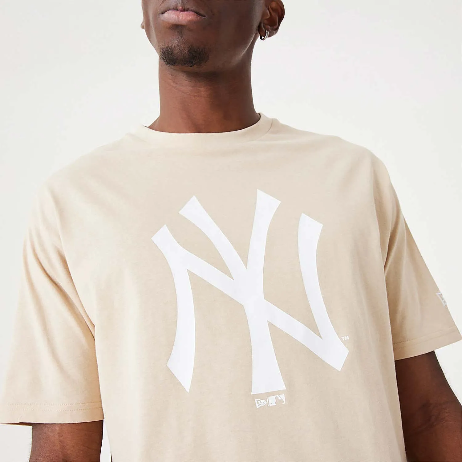 camisa New Era League Essential CF Oversized MLB New York Yankees - Oatmeal/White