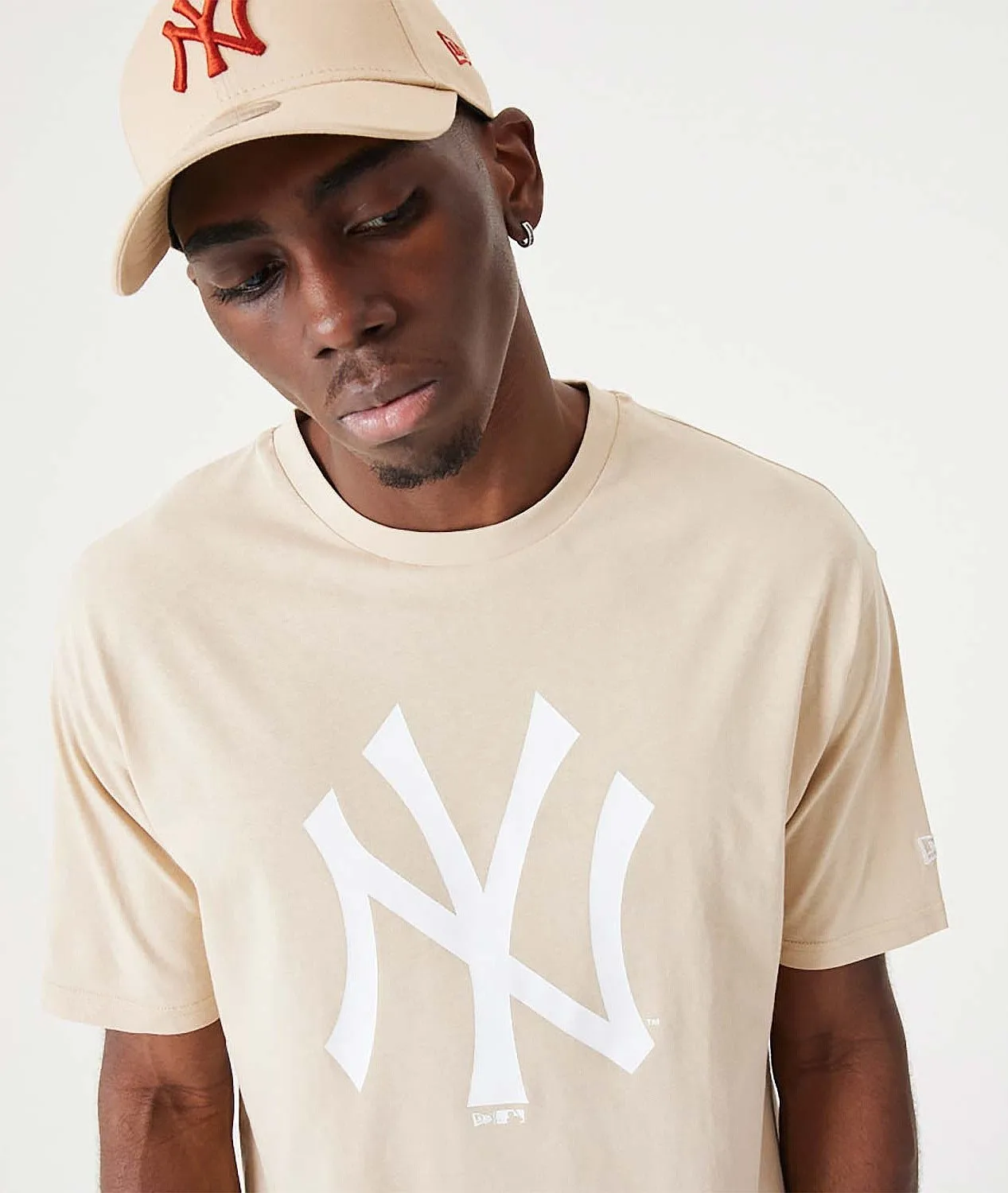 camisa New Era League Essential CF Oversized MLB New York Yankees - Oatmeal/White