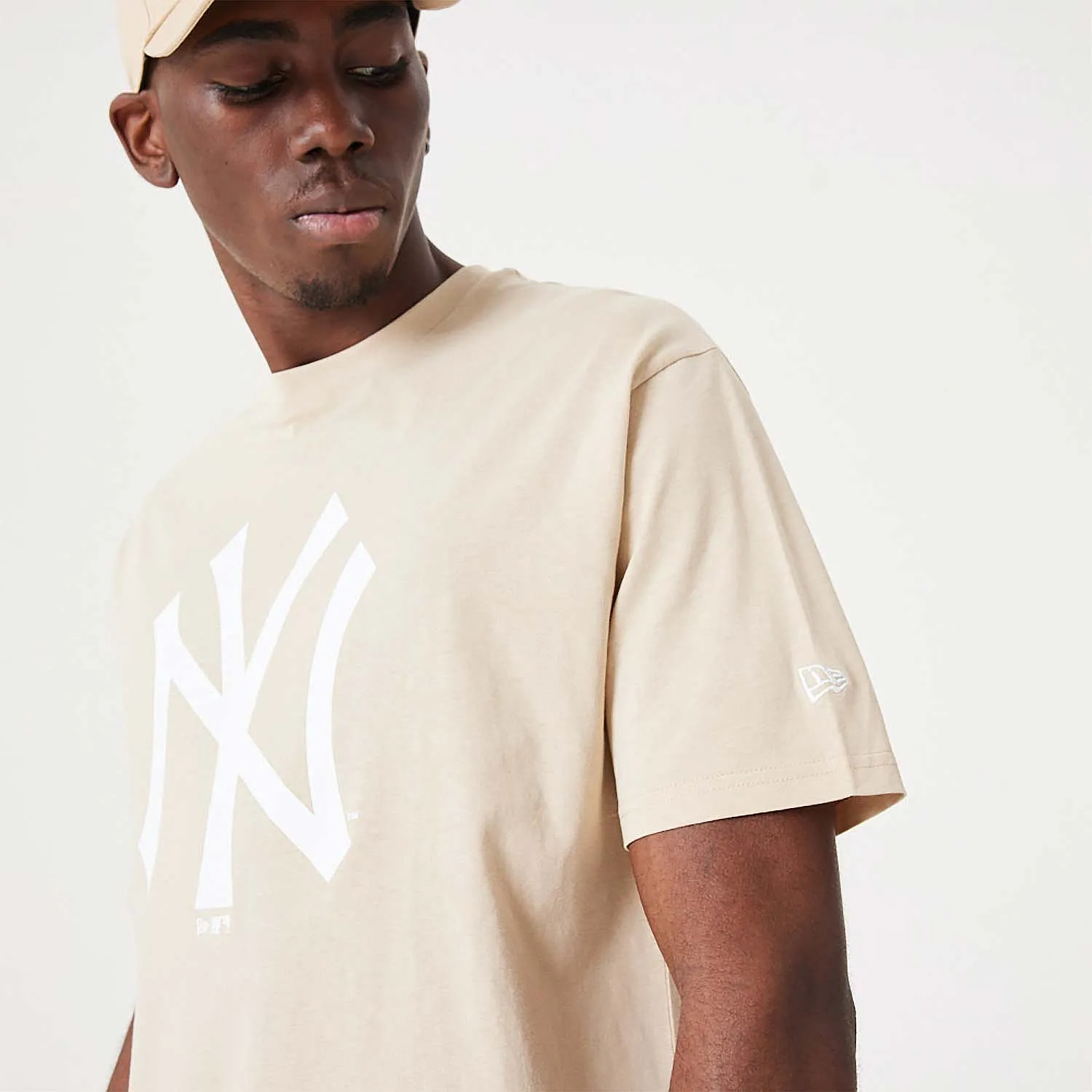 camisa New Era League Essential CF Oversized MLB New York Yankees - Oatmeal/White