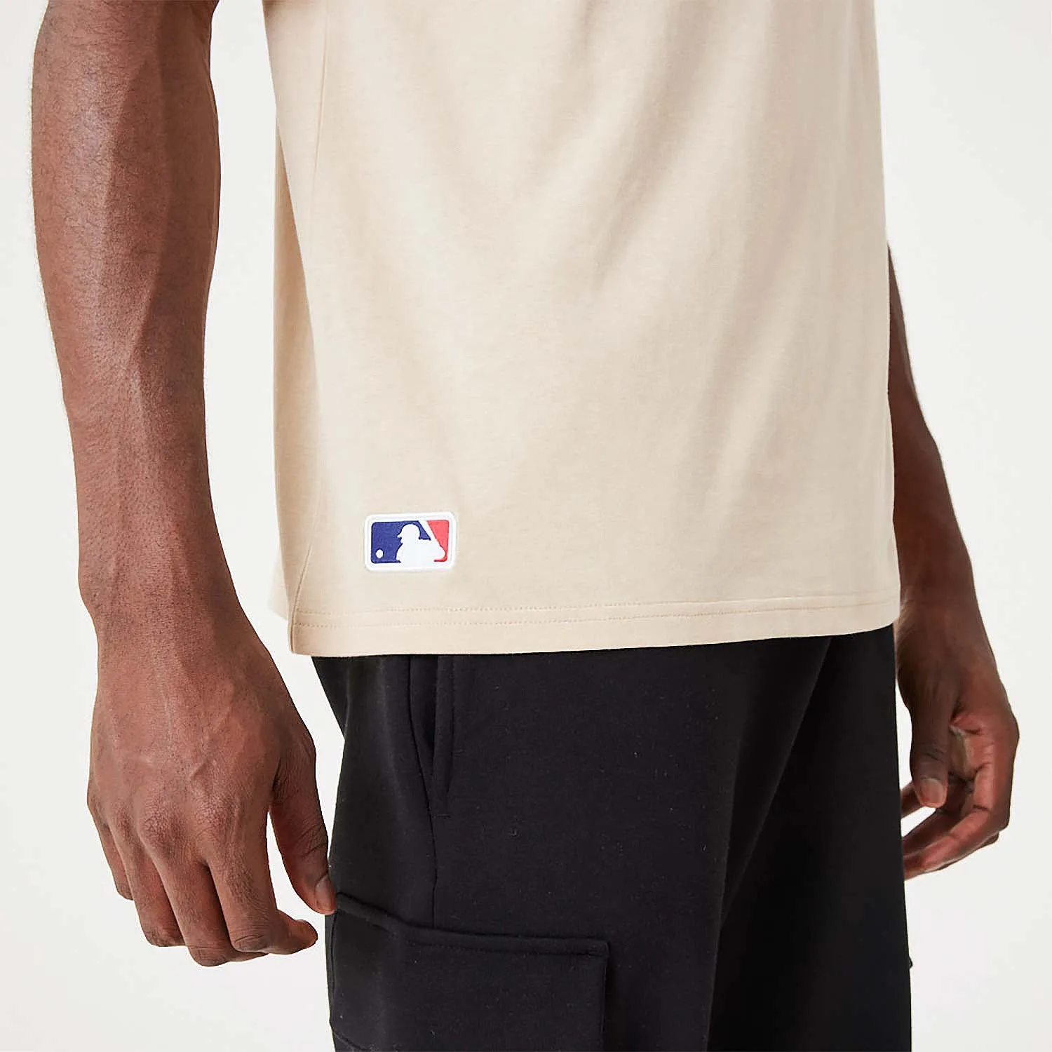 camisa New Era League Essential CF Oversized MLB New York Yankees - Oatmeal/White