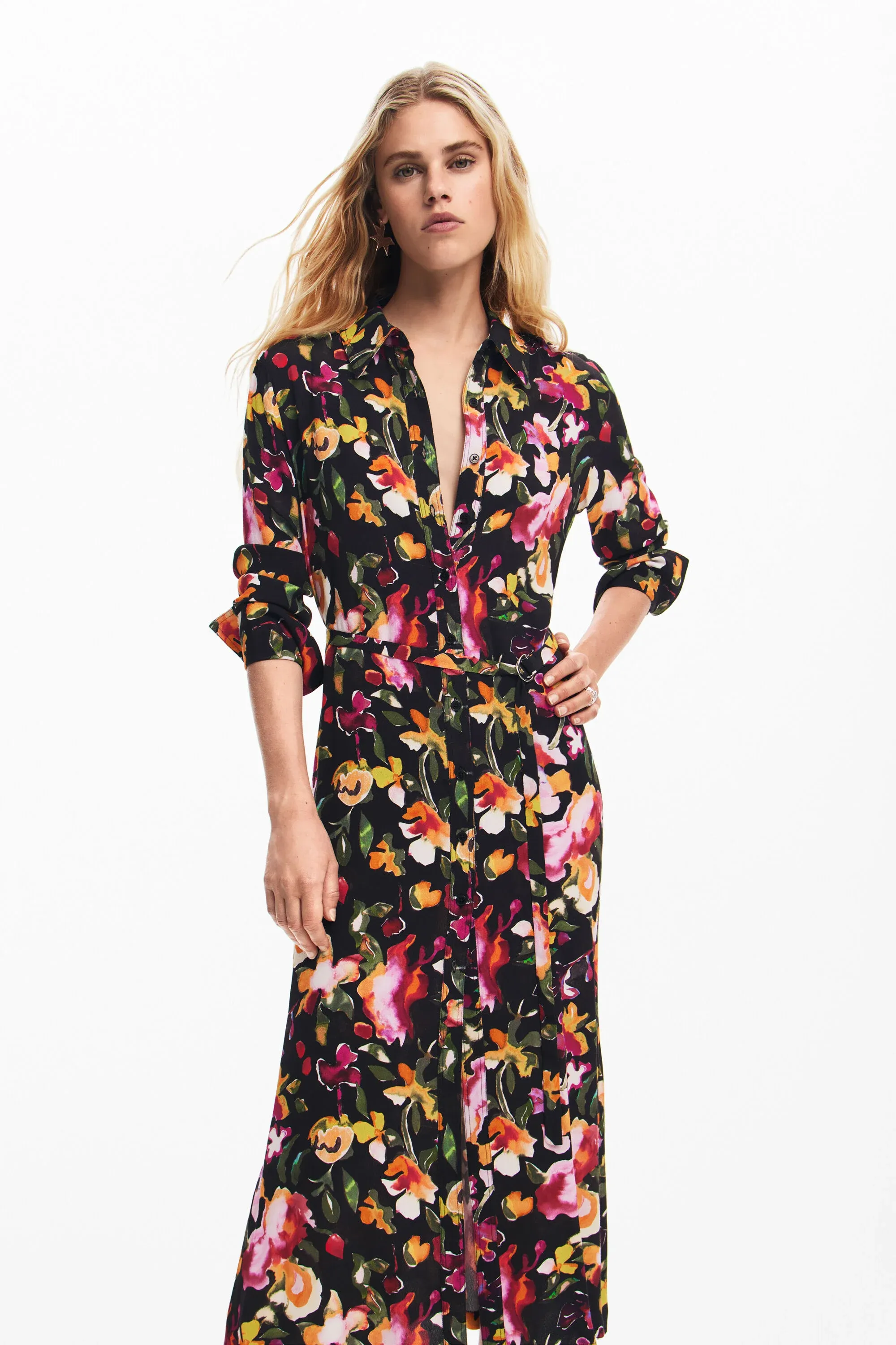 Vestido camisero midi con estampado floral en rojo