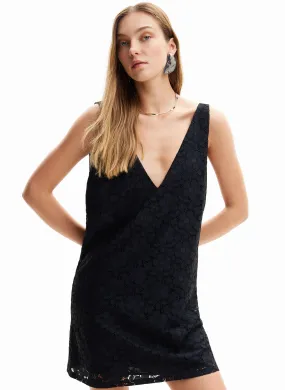 Vestido corto con escote de pico y encaje en negro